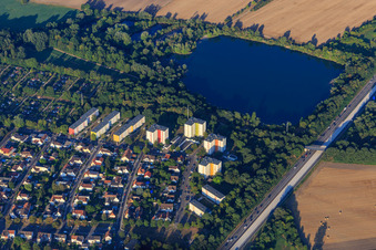 Vue aérienne de Holzscher Weiher à le quartier Gartenstadt in Ludwigshafen am Rhein dans le département Rhénanie-Palatinat, Allemagne