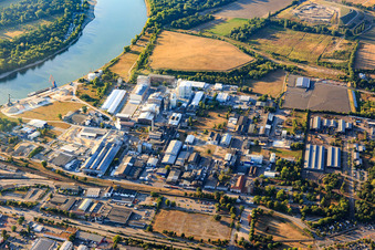 Vue aérienne de Parc industriel de Ludwigshafen-Süd avec ICL Allemagne et centrale de cogénération à le quartier Rheingönheim in Ludwigshafen am Rhein dans le département Rhénanie-Palatinat, Allemagne
