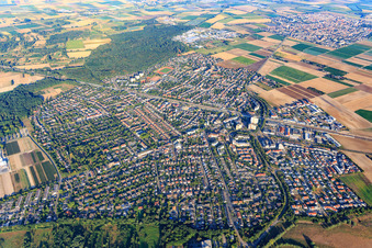 Vue aérienne de Vue d'ensemble de la ville depuis l'est à Limburgerhof dans le département Rhénanie-Palatinat, Allemagne