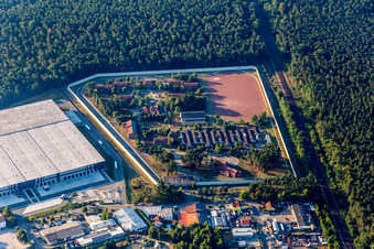 Photographie aérienne de Terrain de la prison et clôture de sécurité de l'établissement correctionnel, établissement correctionnel, centre de détention pour jeunes Schifferstadt à Schifferstadt dans le département Rhénanie-Palatinat, Allemagne