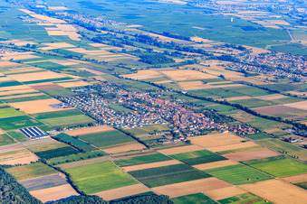 Vue aérienne de Vue du village depuis l'est à Gommersheim dans le département Rhénanie-Palatinat, Allemagne