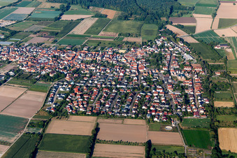 Vue aérienne de Vue du village en bordure des champs agricoles et des terres agricoles à Zeiskam dans le département Rhénanie-Palatinat, Allemagne