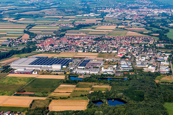 Vue aérienne de Zone urbaine avec périphérie et centre-ville à Offenbach an der Queich dans le département Rhénanie-Palatinat, Allemagne