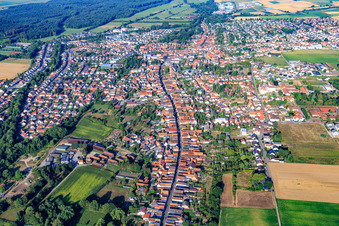 Vue aérienne de Vue de la ville depuis l'est à Herxheim bei Landau dans le département Rhénanie-Palatinat, Allemagne