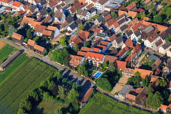 Vue aérienne de Piscine de l'Hôtel Restaurant Krone à le quartier Hayna in Herxheim bei Landau dans le département Rhénanie-Palatinat, Allemagne