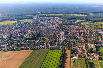 Vue de la ville depuis le nord à Kandel dans le département Rhénanie-Palatinat, Allemagne d'en haut