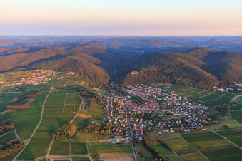Vue aérienne de Vue du village au bord du Haardt le matin depuis le sud-ouest à Klingenmünster dans le département Rhénanie-Palatinat, Allemagne