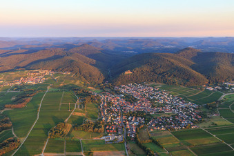 Vue aérienne de Vue du village au bord du Haardt le matin depuis le sud-ouest à Klingenmünster dans le département Rhénanie-Palatinat, Allemagne