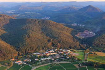 Vue aérienne de Pfalzklinik Landeck de l'est avec Pfalzklinikum pour psychiatrie et neurologie Département de psychiatrie générale à Klingenmünster dans le département Rhénanie-Palatinat, Allemagne
