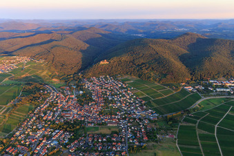 Vue aérienne de Vue du Haardtrand le matin depuis l'ouest à Klingenmünster dans le département Rhénanie-Palatinat, Allemagne