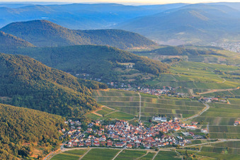 Vue aérienne de Vue du village au bord du Haardt le matin depuis le sud à Eschbach dans le département Rhénanie-Palatinat, Allemagne