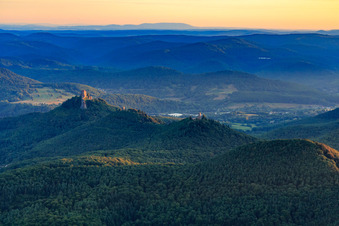 Vue aérienne de Trio de châteaux du sud : ruines du château de Trifels, Jungturm et Scharfenberg à Leinsweiler dans le département Rhénanie-Palatinat, Allemagne