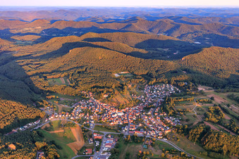 Vue aérienne de Vue d'ensemble du village depuis l'est à le quartier Gossersweiler in Gossersweiler-Stein dans le département Rhénanie-Palatinat, Allemagne