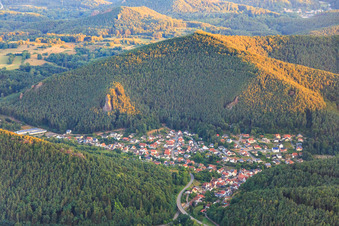 Vue aérienne de Vue du village depuis le sud avec le rocher de Bundsandsteinfelsen Friedrichsfelsen à Lug dans le département Rhénanie-Palatinat, Allemagne