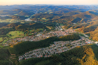 Vue aérienne de Vue de la ville dans la forêt du Palatinat le matin depuis le nord-est à Dahn dans le département Rhénanie-Palatinat, Allemagne