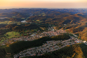 Photographie aérienne de Vue de la ville dans la forêt du Palatinat le matin depuis le nord-est à Dahn dans le département Rhénanie-Palatinat, Allemagne