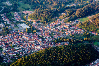 Vue aérienne de Le paysage de la vallée entouré de montagnes à Dahn dans le département Rhénanie-Palatinat, Allemagne