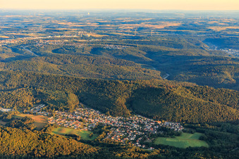 Vue aérienne de Vue de la forêt du Palatinat le matin depuis le sud-est à Ruppertsweiler dans le département Rhénanie-Palatinat, Allemagne