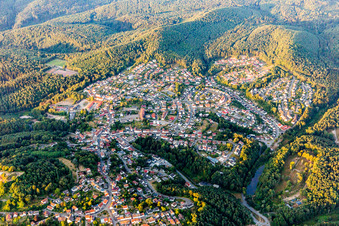 Vue aérienne de Le paysage de la vallée entouré de montagnes à Lemberg dans le département Rhénanie-Palatinat, Allemagne