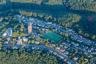 Vue aérienne de Centre du village entouré de forêts et de bois avec des rues et des maisons et des zones résidentielles de Ruhbank à Pirmasens à le quartier Ruhbank in Pirmasens dans le département Rhénanie-Palatinat, Allemagne
