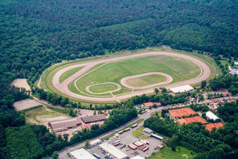 Vue aérienne de Piste de l'hippodrome pour courses sur piste de sable et courses de trot (Palatinat) à Herxheim bei Landau dans le département Rhénanie-Palatinat, Allemagne