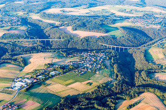 Vue aérienne de Vue du village depuis le nord devant les ponts de la vallée de l'A8 à le quartier Hengsberg in Pirmasens dans le département Rhénanie-Palatinat, Allemagne