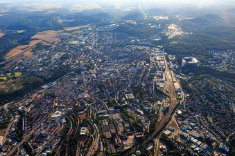 Vue aérienne de Vue d'ensemble de la ville depuis l'ouest le matin à Kaiserslautern dans le département Rhénanie-Palatinat, Allemagne