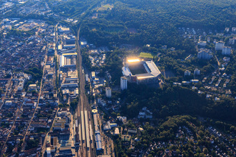 Vue aérienne de Fritz-Walter-Stadion du 1. FC Kaiserslautern vu de l'ouest à Kaiserslautern dans le département Rhénanie-Palatinat, Allemagne
