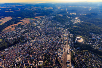 Vue aérienne de Gare centrale vue de l'ouest à Kaiserslautern dans le département Rhénanie-Palatinat, Allemagne