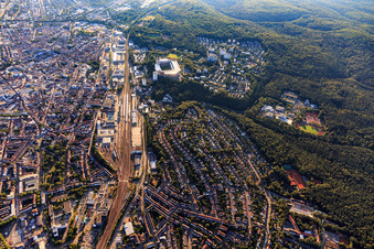 Vue aérienne de Gare centrale vue de l'ouest à Kaiserslautern dans le département Rhénanie-Palatinat, Allemagne