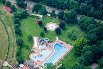 Vue aérienne de Herxheim, piscine extérieure forestière à Herxheim bei Landau dans le département Rhénanie-Palatinat, Allemagne