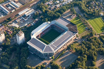 Vue aérienne de Zone d'installations sportives de l'arène du stade " Fritz-Walter-Stadion " sur Fritz-Walter-Straße dans le quartier de Betzenberg à Kaiserslautern dans le département Rhénanie-Palatinat, Allemagne