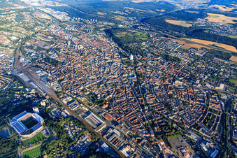 Vue aérienne de Vue d'ensemble de la ville depuis le sud-est le matin à Kaiserslautern dans le département Rhénanie-Palatinat, Allemagne
