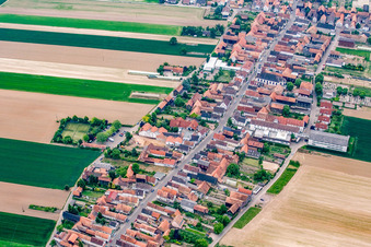 Vue aérienne de Rue principale à le quartier Hayna in Herxheim bei Landau dans le département Rhénanie-Palatinat, Allemagne