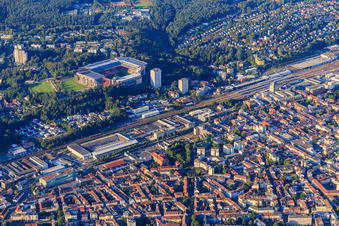 Vue aérienne de B37, gare centrale et Fritz-Walter-Stadion du 1. FCK à Kaiserslautern dans le département Rhénanie-Palatinat, Allemagne