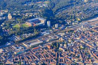 Vue aérienne de B37, gare centrale et Fritz-Walter-Stadion du 1. FCK à Kaiserslautern dans le département Rhénanie-Palatinat, Allemagne