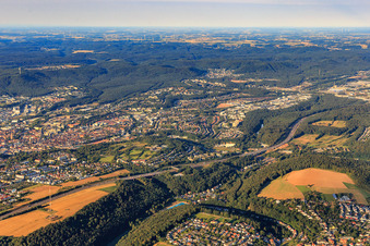Vue aérienne de Vue de la ville depuis le nord-est au-delà de l'autoroute A6 à Kaiserslautern dans le département Rhénanie-Palatinat, Allemagne