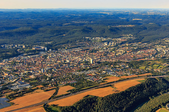 Vue aérienne de Vue d'ensemble de la ville depuis le nord-est au-delà de l'autoroute A6 à Kaiserslautern dans le département Rhénanie-Palatinat, Allemagne