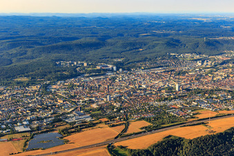 Vue aérienne de Vue d'ensemble de la ville depuis le nord-est au-delà de l'autoroute A6 à Kaiserslautern dans le département Rhénanie-Palatinat, Allemagne