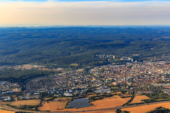 Vue d'ensemble de la ville depuis le nord-est à Kaiserslautern dans le département Rhénanie-Palatinat, Allemagne d'en haut