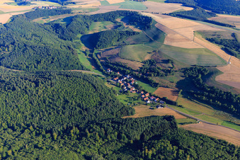 Vue aérienne de Vue du village depuis le sud à le quartier Messersbacherhof in Gundersweiler dans le département Rhénanie-Palatinat, Allemagne