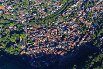 Vue aérienne de Vieille ville vue de l'est à Meisenheim dans le département Rhénanie-Palatinat, Allemagne