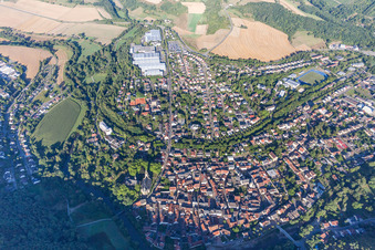 Vue aérienne de Vue des rues et des maisons dans les quartiers résidentiels à Meisenheim dans le département Rhénanie-Palatinat, Allemagne