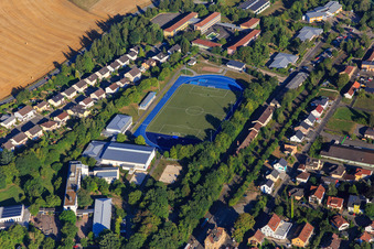 Vue aérienne de Realschule plus Meisenheim et Paul-Schneider-Gymnasium avec terrain de sport à Meisenheim dans le département Rhénanie-Palatinat, Allemagne