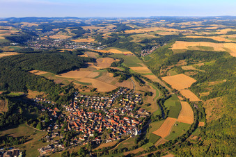 Vue aérienne de Vue d'ensemble du village depuis le nord-est à Rehborn dans le département Rhénanie-Palatinat, Allemagne