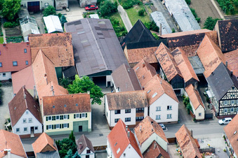 Vue oblique de Rue principale à Erlenbach bei Kandel dans le département Rhénanie-Palatinat, Allemagne