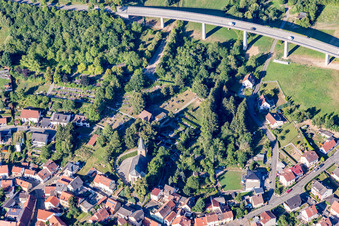 Vue aérienne de Cimetière sous la route fédérale B48 à Alsenz dans le département Rhénanie-Palatinat, Allemagne