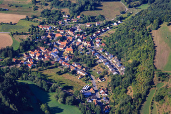 Vue aérienne de Vue du village dans la vallée d'Alsenz depuis le nord à le quartier Stolzenbergerhof in Bayerfeld-Steckweiler dans le département Rhénanie-Palatinat, Allemagne