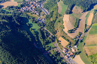 Vue oblique de Vue du village dans la vallée d'Alsenz depuis le nord à le quartier Stolzenbergerhof in Bayerfeld-Steckweiler dans le département Rhénanie-Palatinat, Allemagne