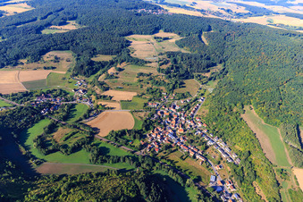 Vue du village dans la vallée d'Alsenz depuis le nord à le quartier Stolzenbergerhof in Bayerfeld-Steckweiler dans le département Rhénanie-Palatinat, Allemagne d'en haut